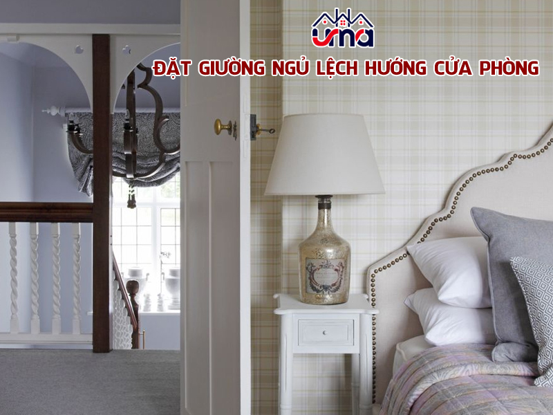 dat-giuong-ngu-lech-huong-cua-phong